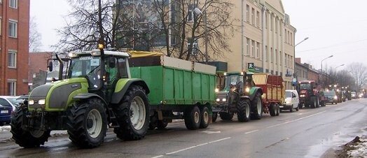 Pirms pieciem mēnešiem valdība traktorus no Rīgas aizdzina, piesolot piena fermeriem 27 miljonus un no valdības iztrencot Mārtiņu Rozi. Roze no „skābarības torņa” ir izvācies, bet no solītajiem miljoniem ir saņemta tikai mazākā daļa.