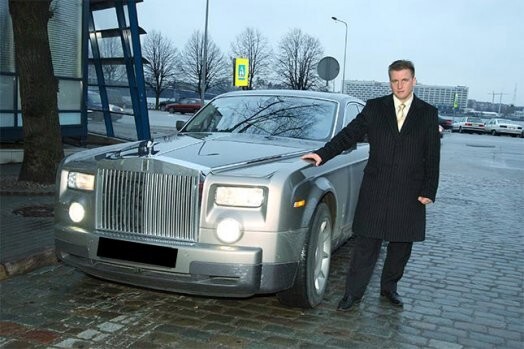 Pirms diviem gadiem Ozols pēc īpaša pasūtījuma iegādājās dārgu „Rolls Royce Phantom” limuzīnu