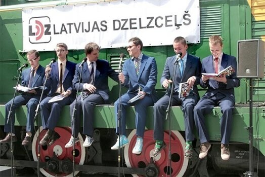 Tas, ka Jānis Strazdiņš, Jānis Ozols, Andris Sējāns, Jānis Šipkēvics, Juris Lisenko un Reinis Sējāns kļuvuši par vilciena pavadoņiem, nav tikai pasakas – albums tapis, pateicoties dzelzceļam