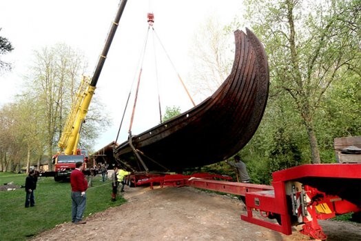 Septiņarpus tonnu smagais kuģis dodas ceļā. Garums — 21,56 metri, platums — pieci metri. Senie vikingi katru dēli izcirta no viena ozola, iztērējot 300 koku. Latviešu amatniekiem pietika ar 20 kubikmetriem Baldones ozola pašai laivai, klājs ir no priedes. Tumšo krāsu kuģis ieguvis pēc apstrādes ar lineļļu. Priekšgalā rotāsies čūskas galva, aizmugurē aste