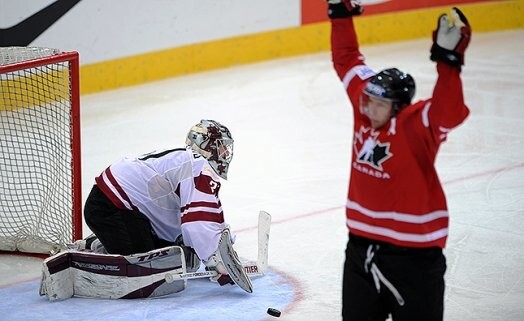 Hītlijs tikko pārspējis Latvijas mūri – Edgaru Masaļski. /foto: AFP