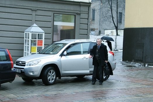 Krīzes laikā jauns auto. Sergejs Dolgopolovs (Saskaņas centrs) par 18 888 latiem iegādājies jaunu Toyota RAV4