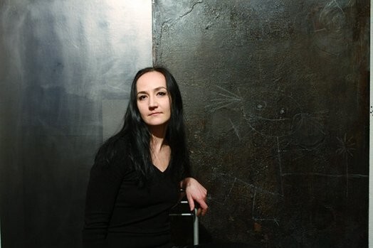 Sigita Daugule pie sava darba Alise Aizspogulijā, kurš atzīts par Latvijas Gada gleznu. Viņas darbi ir trīs galerijās Vācijā un vienā Austrijā, ir savs zinātāju un cienītāju loks, tomēr gleznotāja atklāti atzīst: „Par Latvijas mākslu ārzemēs priekšstata nav.”