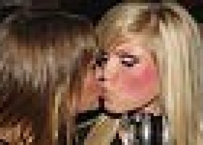 Slavenas latviešu dāmas skūpstās. Ar sievietēm...