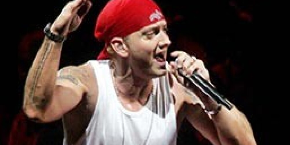 Eminems iesūdz tiesā "Apple"