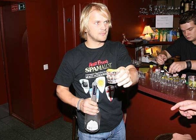 Iedzert no paša Laura Dzelzīša pasniegtā graķīša — tā vairs nav neiespējamā misija.