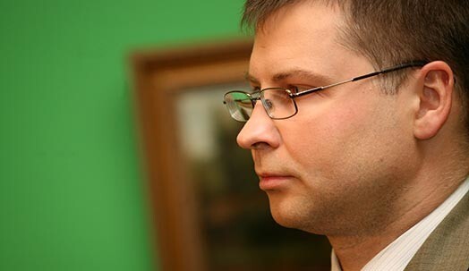 Premjers Valdis Dombrovskis uzdeva pārtraukt darbinieku veselības apdrošināšanu par valsts līdzekļiem.