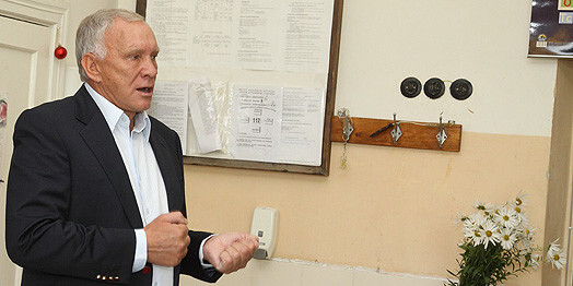 Naudas taisīšana Krūmiņam bija sirdij tuva jau skolas laikā. Iespēja nopelnīt bija spekulēt ar džinsām un citiem importa deficītiem pie Laimas pulksteņa.