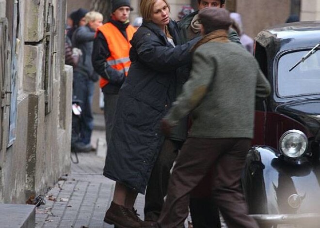 „Oskarotā” zvaigzne Rīgā! Filmas galvenās lomas tēlotāja Anna Pakvina bija kategoriski aizliegusi sevi fotografēt, tomēr bildētajam izdevās „apiet” apsardzi.