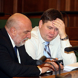 Aigars Kalvītis uzskata, ka Latvijas Bankā daudzi saņem lielas algas un tieši viņiem bija jākontrolē situācija valsts banku sektorā.