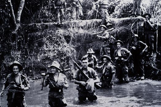 Leģionāri pārbrien upi Tonkinas kalnos Vjetnamā Pirmajā Indoķīnas karā. Centrā — latvietis Jānis Šleseris.