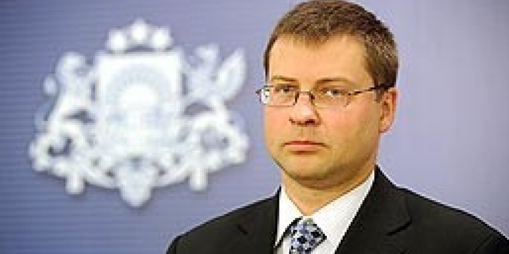 Dombrovskis noliedz lata devalvācijas iespēju