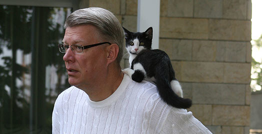 Prezidents atrāda žurnālistiem savas svītas jaunpienācēju — kaķēnu Čārliju, atvestu no patversmes.