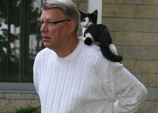 Prezidents atrāda žurnālistiem savas svītas jaunpienācēju — kaķēnu Čārliju, atvestu no patversmes.