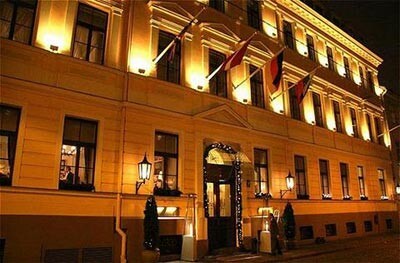 Jau vairākus gadus par Latvijas vadošo viesnīcu tiek atzīta „Grand Palace Hotel” Vecrīgā.