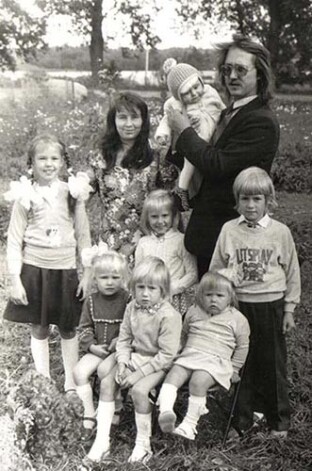 Beitiku ģimene pirms apmēram 20 gadiem. No kreisās: pirmajā rindā Māra, Jānis, Aija, otrajā rindā — Mareta, Māra, Raivo, aizmugurē mamma Indra un tētis Egons ar Oskaru.