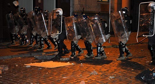 2009. gada 13. janvāris. Vecrīgas grautiņa dalībnieku savaldīšanai tika izmantota gan īpašo uzdevumu vienība „Alfa”, gan Militārā policija.