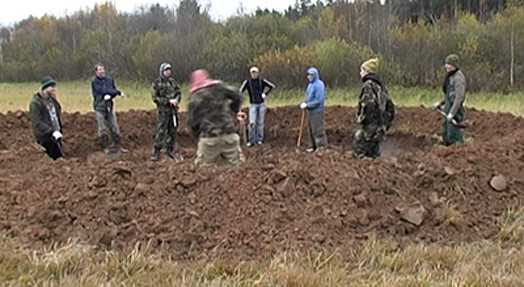 Divās dienās, Sēļu pagasta ļaudīm nemanot, nomaļā pļavā pie mežmalas deviņi puiši izraka „meteorīta krāteri”. Zinātnieki gan veikumu ātri vien atšifrēja, bet pasaulē tas izskanēja skaļi.