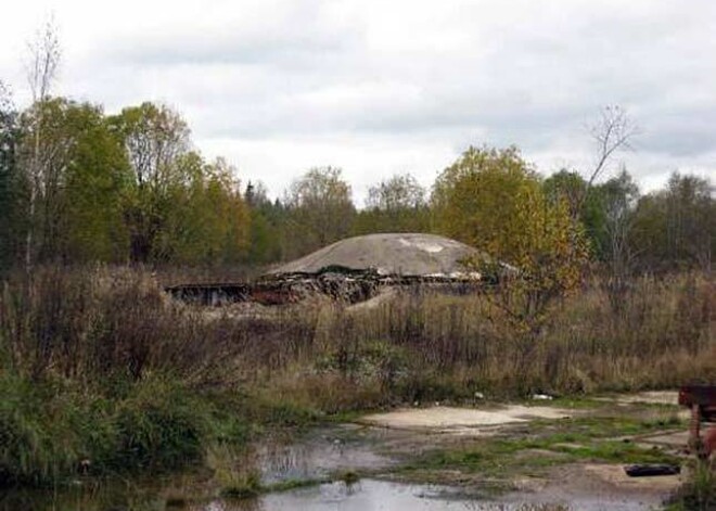 Starp krūmiem un kokiem padomju militārās bāzes „Dvina” galvenā bunkura veidolu nav nemaz tik viegli ieraudzīt.