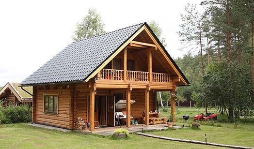 Jēkaba Rēdliha dzīvesvieta Latvijā - divstāvu pirtiņa netālu no Rīgas.