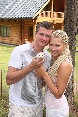 Hokejists Jēkabs Rēdlihs kopā ar līgavu Ievu Zvaigzni un mazo mājas sesku Sardelīti.