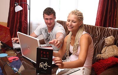 Pirts otrajā stāvā ierīkota guļamistaba un arī darba galds. Datori Jēkabam un Ievai ir īpaši mīļi, jo, esot ārpus Latvijas, tā ir vienīgā iespēja uzturēt attiecības ar sev mīļajiem.