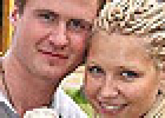 Hokejists Jēkabs Rēdlihs uzcēlis pirtiņu un saderinājies