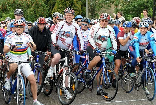 Kaut arī pēc šķiršanās Romāns Vainšteins (pirmais no kreisās) turpina dzīvot Itālijā, viņš ik palaikam apciemo Latviju. Piemēram, lai piedalītos Vienības velobraucienā.