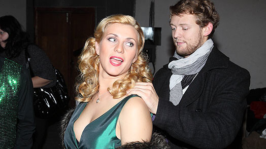 Gadu starpība Ievas Kerēvicas un viņas mīļotā puiša Ģirta attiecībās nav šķērslis. Dziedātāja novērtē drauga atbalstu gan ikdienā, gan gatavojot uzstāšanās šovā „Koru kari 2”. Lai palīdzētu atbrīvoties pirms kāpšanas uz skatuves, Ģirts Ievai spriedzi nereti noņem ar maigu masāžu.