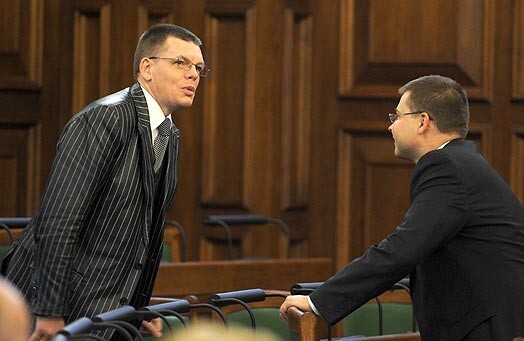 Ir laiks mazliet uzelpot. Finanšu ministrs Einars Repše (no kreisās) un Ministrs prezidents Valdis Dombrovkis.