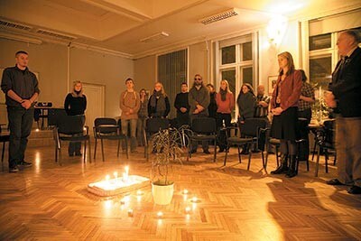 Senos veļu laika rituālus atcerēties un mācīties pulcina folkloras kopas „Vilkači” vadītājs Dāvis Stalts.