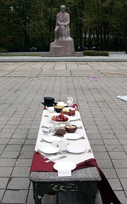 Veļu mielastu Latvijas dižgariem Rainim, Krišjānim Baronam, Krišjānim Valdemāram un citiem bija sarīkojuši Latvijas Kultūras akadēmijas studenti, protestējot pret finansējuma apgriešanu kultūrai.