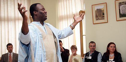 Nigērietis Kristofers Edžugbo Latvijā pazīstams ne tikai kā grupas „Los Amigos“ mūziķis, bet arī kā biedrības „Afrolat“ vadītājs. Nu viņš pēc Latvijā pavadītiem vairāk nekā desmit gadiem devies uz Angliju.