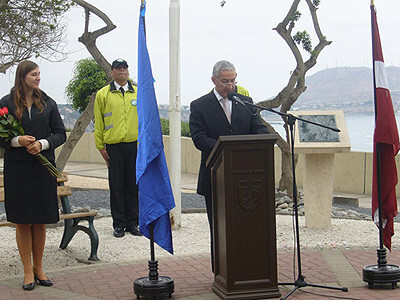 Latvijas Goda konsuls Peru Rauls Lozano Merino un viņa asistente Anna Vaivade 2008. gada novembrī Latvijas 90. dzimšanas dienas oficiālajās svinībās Latvijas Republikas vārdā nosauktajā parkā Peru galvaspilsētā Limā. (foto: lv90.lv)