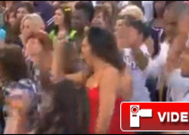 Fantastisks flash mob „Black eyed peas” koncertā