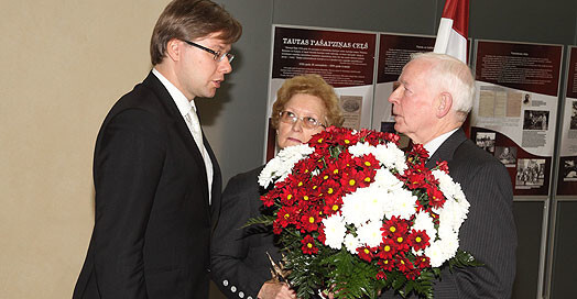 Nils Ušakovs ar „Gada rīdzinieka balvu” saņēmušā Jaunā Rīgas teātra režisora vecākiem Irēnu un Voldemāru Hermaņiem. Arī Ušakovs redzējis Hermaņa iestudētās izrādes gan Rīgā, gan Maskavā.