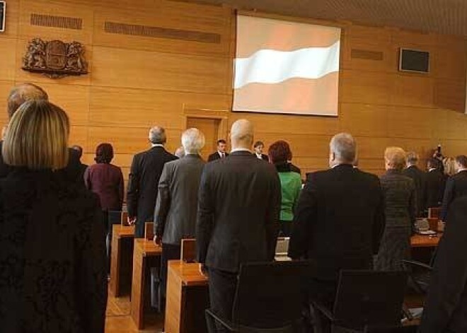 Pirmo reizi kopš valsts atjaunošanas 18. novembrī notika Rīgas Domes svinīgā sēde. Skanot Latvijas himnai, kājās ceļas visi, arī tie, kas vēl pirms 20 gadiem bija aktīvi neatkarības pretinieki.