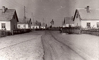 Viss liecina par to, ka bagātais Pierīgas Ķekavas novads visus savus bezpajumtniekus nolēmis „noslēpt” padomjlaika kūdras racēju strādnieku barakā Baložos. Attēlā – padomju laikā izbūvētās kūdras racēju barakas Skolas ielā.