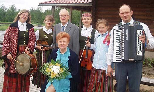 Kad Vaira Vīķe-Freiberga savas prezidentūras nogalē ar kungu Imantu viesojās Latgales pusē, Igauņu ģimenei bija tas gods uzspēlēt prezidentei par godu.
