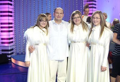 Igauņu ģimene, piedaloties šovā „Dziedošo ģimeņu svētki”.