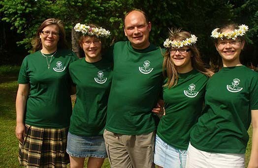 Šovasar Igauņu ģimene izbraukājusi Amerikas Rietumu krastu, rādot turienes latviešiem, kā Līgo svētki jāsvin.