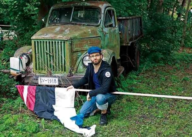 Viena no Rūda projekta misijām bija Roņu salas atdošana atpakaļ Latvijai. Saliniekiem igauņiem bija piešķirti latviešu vārdi, automašīnām – Latvijas numura zīmes.