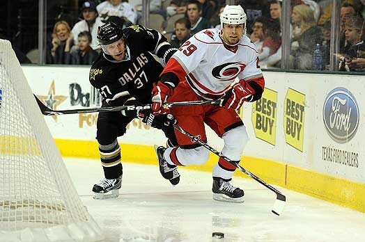 Kārļa Skrastiņa (pa kreisi) lieliskā spēle aizsardzībā bija viens no iemesliem, kāpēc „Stars” vārtsargs Martijs Turko palika uz „nulles”.