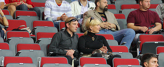 Lolita Neimane kopā ar pavadoni Nilu vēro basketbola maču.