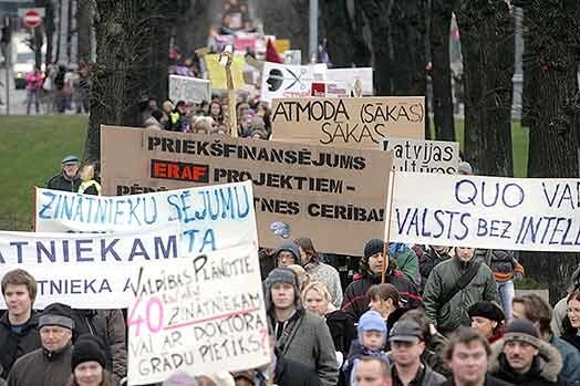 Pie Saeimas sapulcējušies nu jau apmēram 5000 studentu