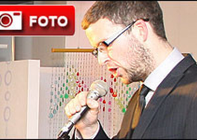 Krēvics dzied draudzenes darba vietā