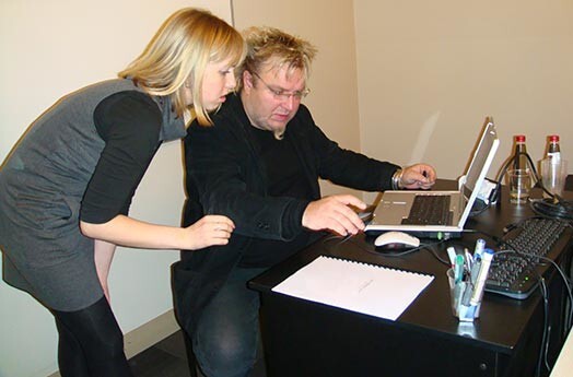 Lekcijā Gvido Linga stāstāmo demonstrēja arī uz ekrāna. Tā kā ar projektora darbināšanas iemaņām mūziķis pagaidām ir uz „jūs”, palīgā steidza Alberta koledžas Studiju daļas vadītāja Sanita Augustova.