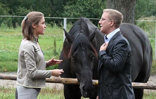 Pie «Stabulīšu» zirgiem Ilze un Artūrs stīvējas kā Elza un Rihards. Kurš kuru?