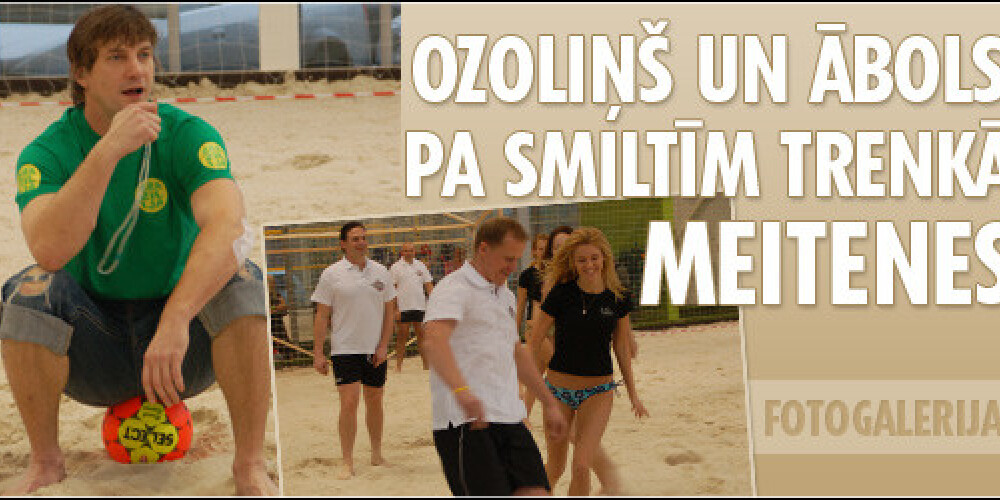 Hokejisti Ozoliņš un Ābols pa smiltīm trenkā meitenes