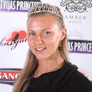 Nika Linde vienmēr bijusi dumpiniece ar raksturu. Dažādie notikumi viņas dzīvē likuši pārdomāt savu attieksmi pret dzīvi.